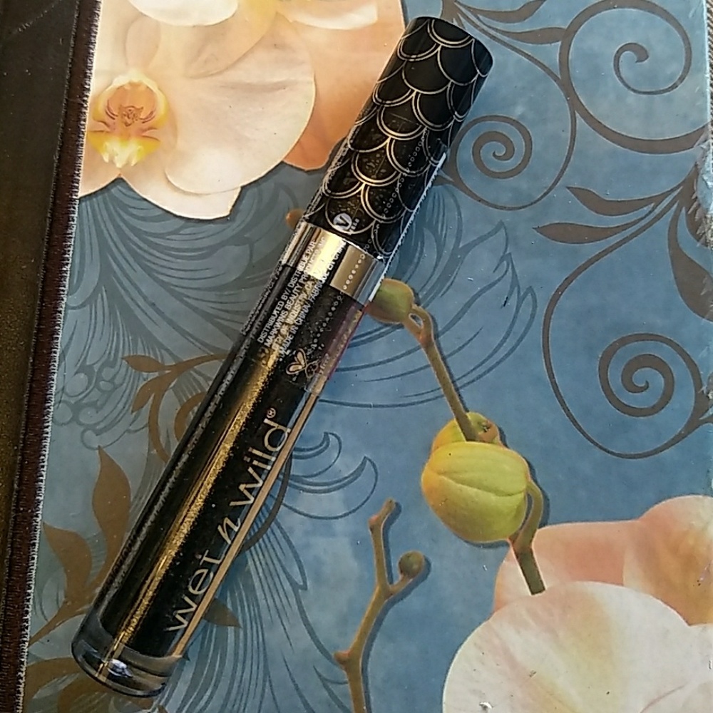 FREE WITH $15 ORDER or BUNDLE ONLY Limited edition metallic liquid eyeshadow